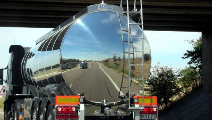 Guida il camion per 20 ore di fila, infrazioni per 96 punti patente