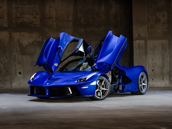 Ferrari LaFerrari: all'asta l'unico esemplare blu elettrico