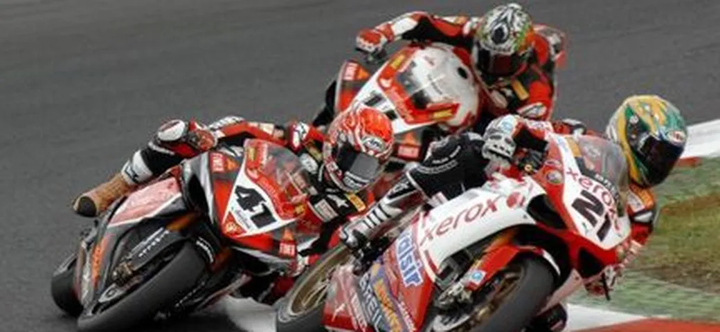 Gran doppietta di Haga. Festa rinviata per Bayliss. Paura per Biaggi
