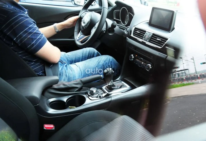 Mazda 3: foto spia degli interni