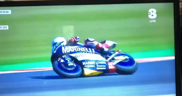 Moto2, Romano Fenati: gesto folle su Stefano Manzi