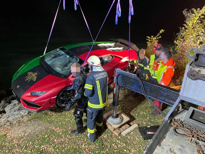 Con la Lamborghini Huracan finisce nel lago in manovra