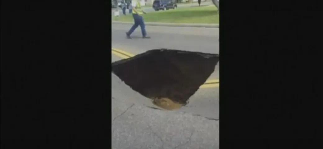 Asfalto risucchiato nel sottosuolo in una strada di Madera [Video]