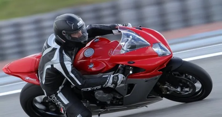 MV Agusta F3 800 ABS: primo contatto sul circuito Paul Ricard