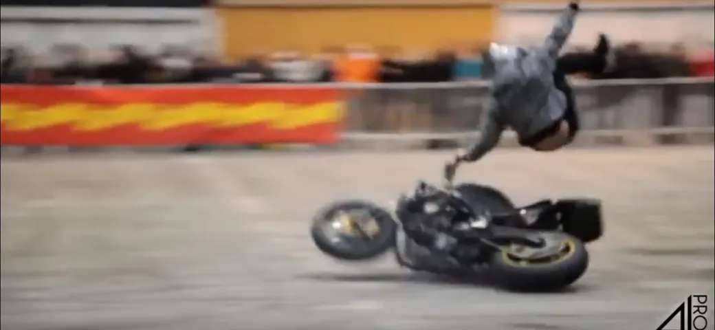 Stuntman fa spettacolo e...cade in moto [Video]