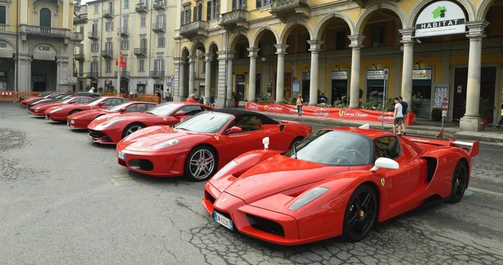 41 Ferrari per commemorare Papa Francesco: l'evento itinerante