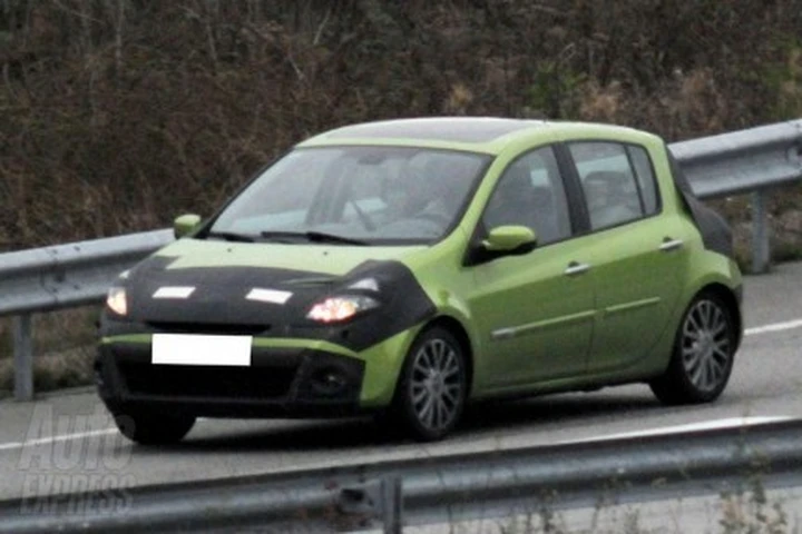 Renault Clio restyling: foto spia su strada