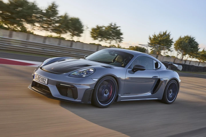 Porsche 718 Cayman GT4 RS: novità, interni, motore, prestazioni