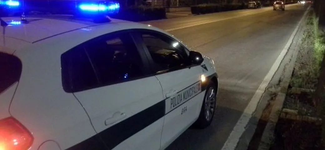 L'auto parcheggiata come barriera: esercente multato