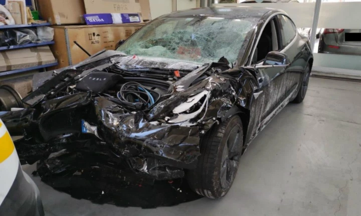 Italia: una Tesla con Autopilot si schianta in autostrada [Video]
