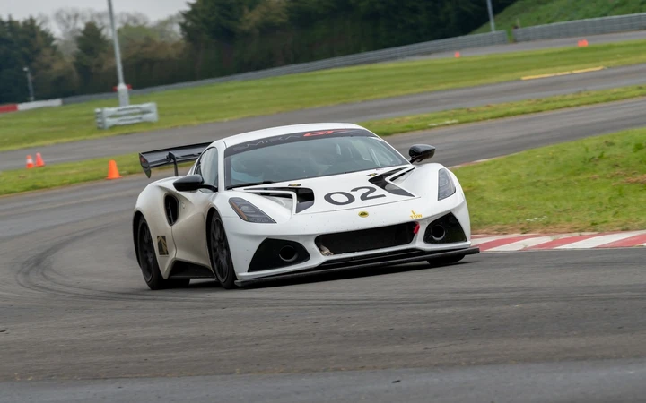 Lotus Emira GT4, la nuova vettura da corsa di Hethel