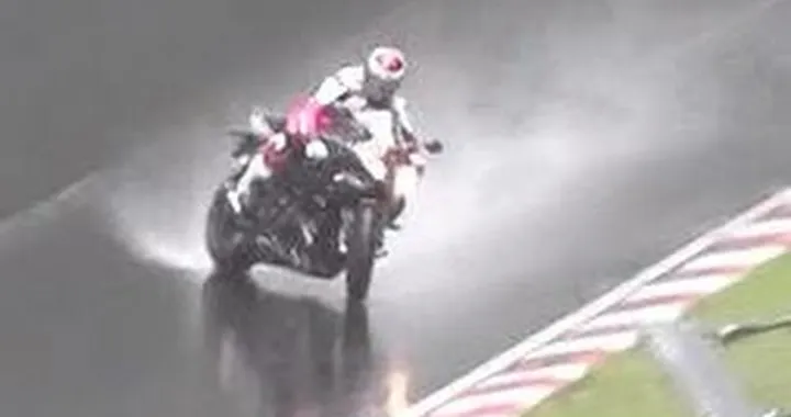 Scivolata in moto al Nürburgring