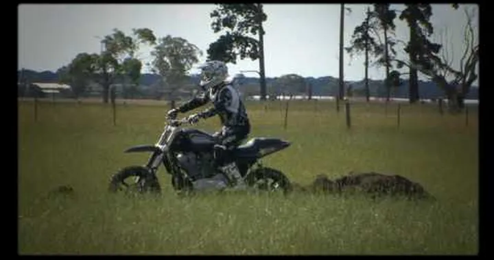 Kain Saul Backflips a XR1200 Harley Davidson to dirt