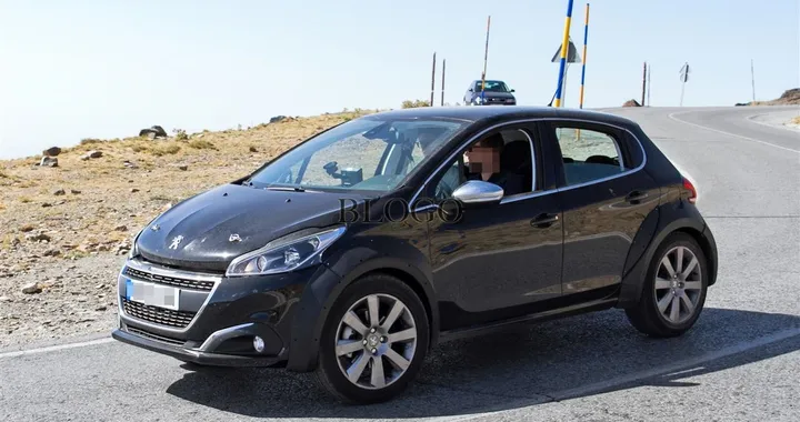 Peugeot 1008: foto spia del muletto