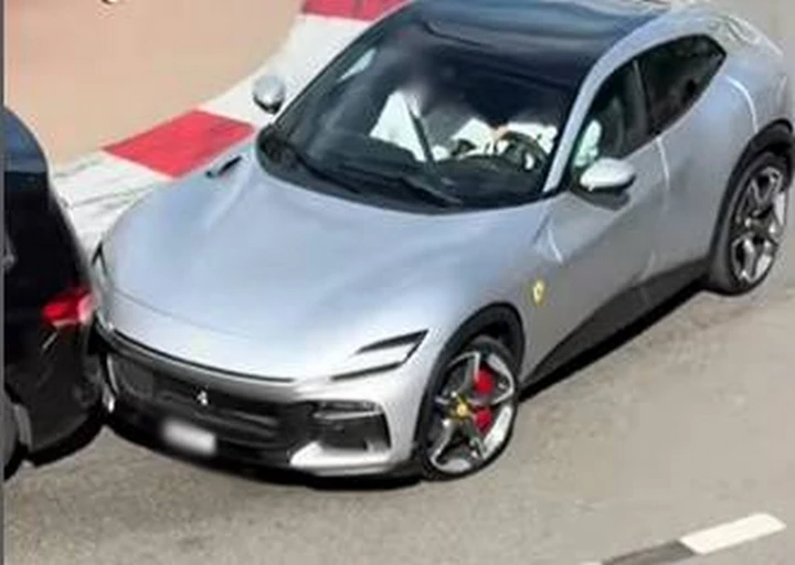 Leclerc, con la sua Ferrari Purosangue, tampona un'auto a Monte Carlo