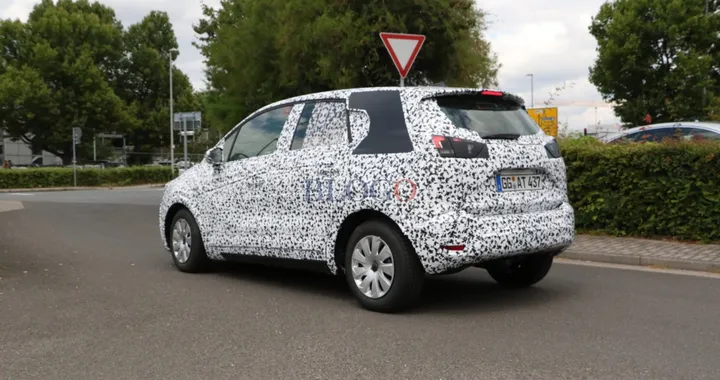 Opel Meriva: foto spia della nuova generazione