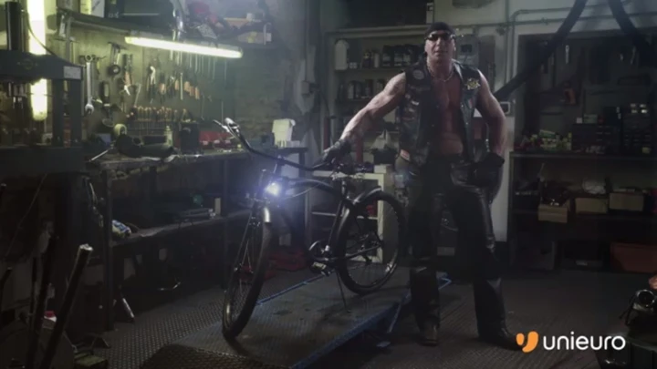 William di “può accompagnare solo” torna nello spot di Unieuro… in bicicletta