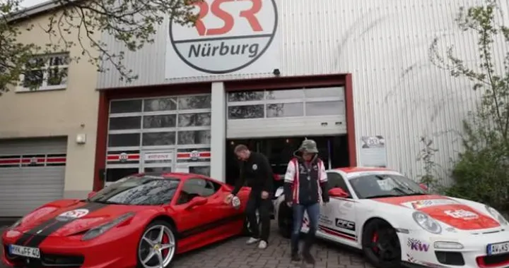 Sabine Schmitz contro Ron Simons: la sfida è al Nurburgring