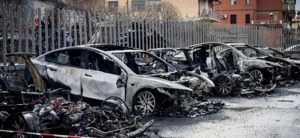 Tesla bruciate a Roma, arriva la rivendicazione anarchica