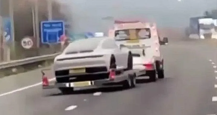 Se una Porsche 911 fa il pendolo... su un rimorchio [Video]