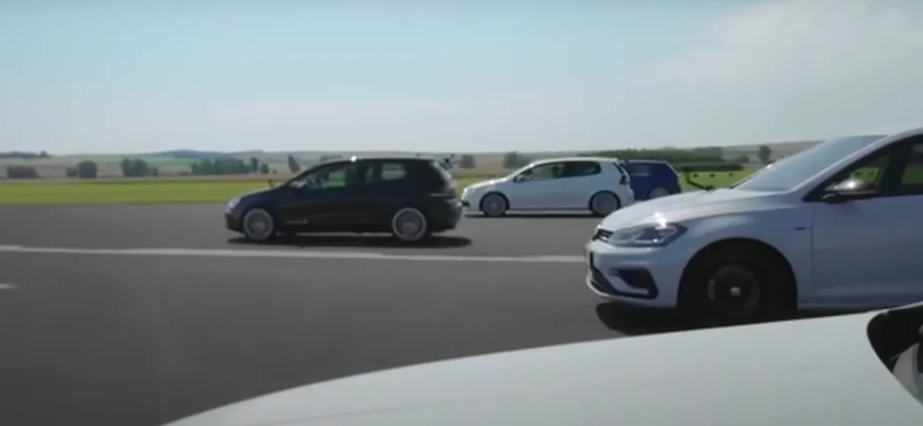 Volkswagen Golf R, sfida di accelerazione fra generazioni: chi vincerà? [VIDEO]