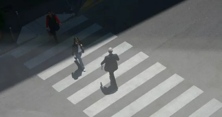 Strisce pedonali addio? Nuove tecnologie per l'attraversamento stradale