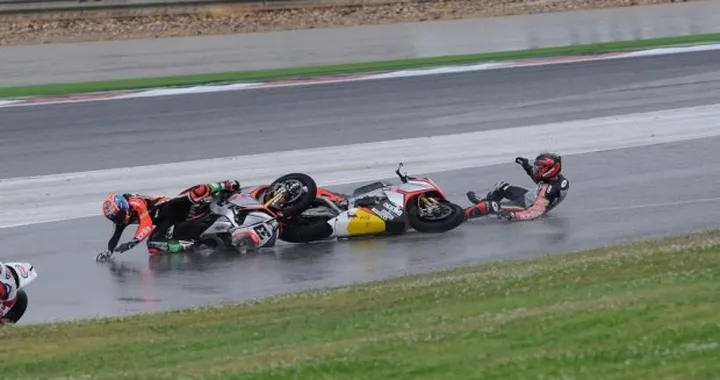 SBK Portimao: Foto-sequenza incidente Guintoli-Melandri
