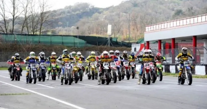 Supermoto: prima prova del trofeo Yamaha SM Cup 2012