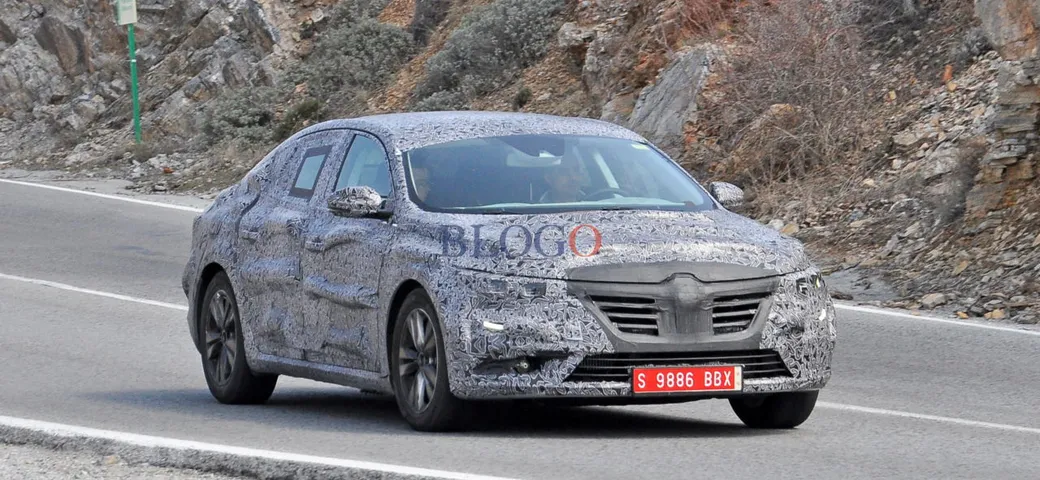 Renault Laguna: nuove foto spia su strada