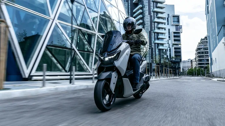 Red Dot Award 2025: Yamaha trionfa con l’iconico NMAX 125 Tech MAX
