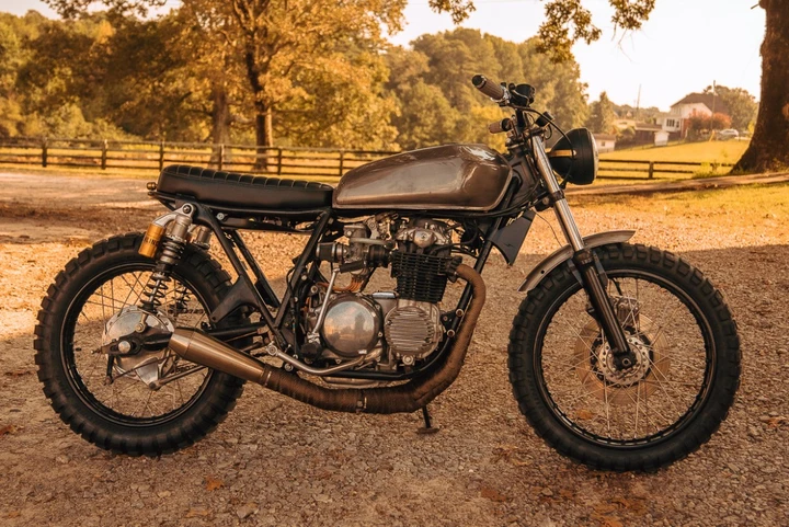 Honda CB550 Brat Tracker: la rivoluzione artigianale di Goose Chase Cycles