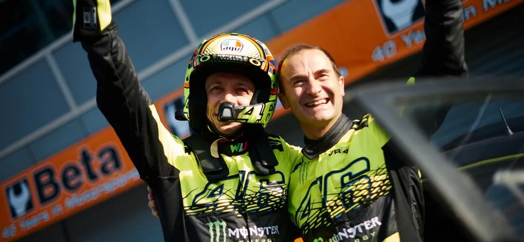 Valentino Rossi domina la gara-show di Monza. Che male c’è?