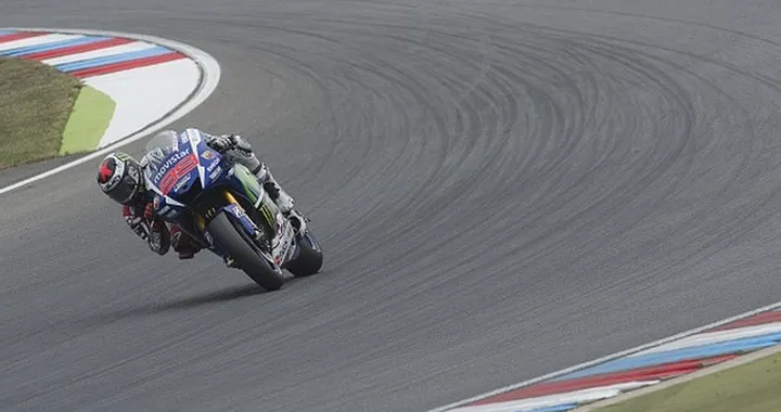 MotoGP Brno 2015: gara perfetta per Jorge Lorenzo (che raggiunge Valentino Rossi in testa nella classifica piloti)
