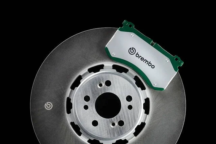 Brembo, il nuovo kit per i freni riduce le emissioni del 90%: come funziona