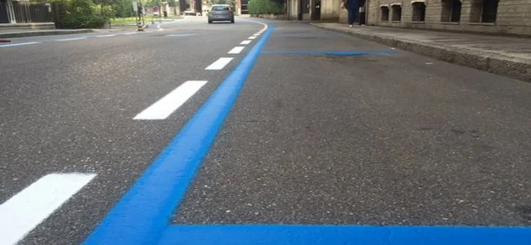 Parcheggi, strisce bianche, blu, verdi, gialle e rosa: facciamo chiarezza