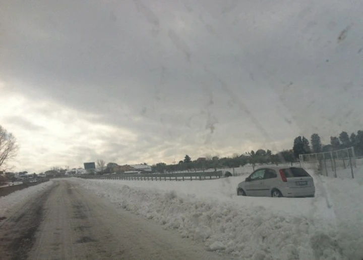 Auto abbandonate a Roma per la neve: le foto