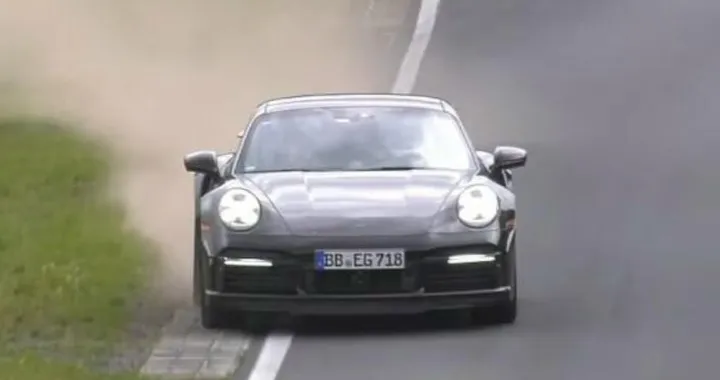 La Porsche 911 Turbo ibrida danza al Nurburgring [Video]