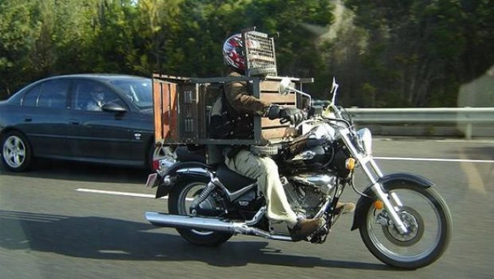 Guida la moto con un barbeque in testa: 800 dollari di multa