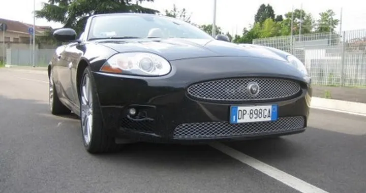 Jaguar XKR: su strada con la coupè e la cabriolet
