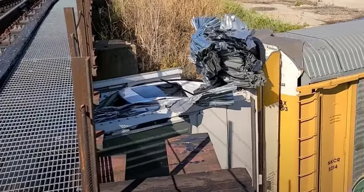 Treno merci più alto del ponte: decine di auto distrutte [Video]