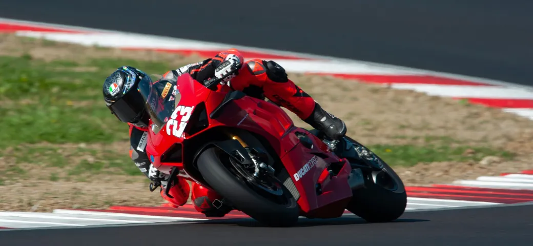 Ducati Panigale V4 S, Salvadori vince nel Trofeo MotoEstate con un esemplare di serie