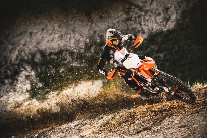 KTM presenta la nuova gamma SX 2021: arriva l'app per gestire la moto