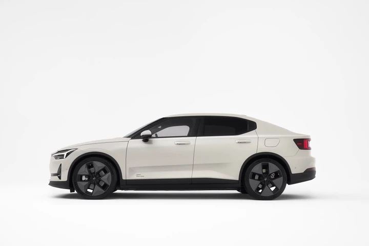 Polestar 2, gli aggiornamenti portano in dote una ricarica più semplice