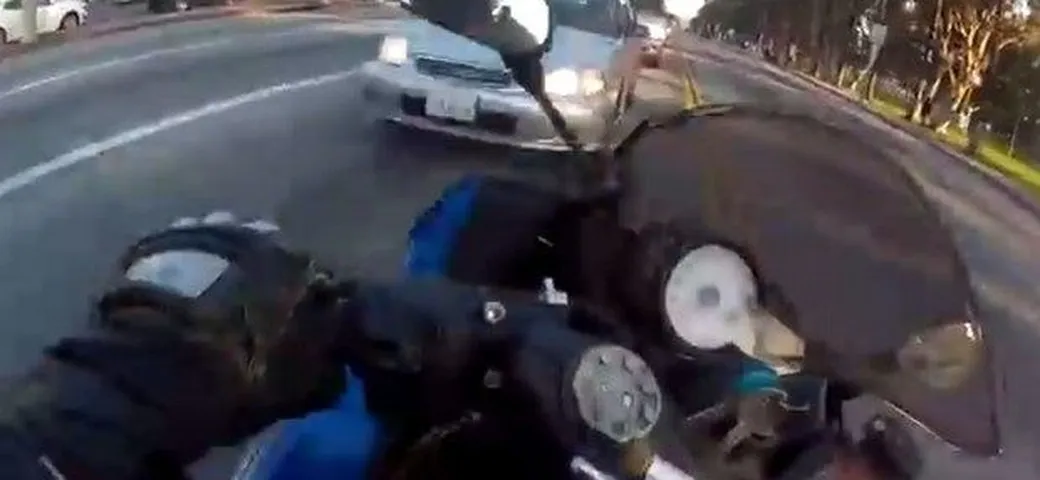 Motociclista fortunato scampa a 3 incidenti in un colpo [video]