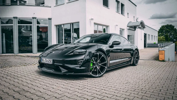 Porsche Taycan by Techart: cura al carbonio per la supercar elettrica