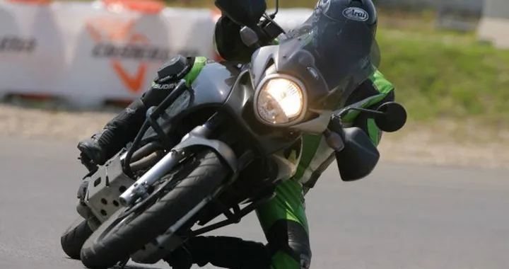 Foto del giorno: Transalp e Versys in pista a Castelletto di Branduzzo