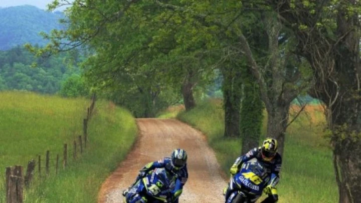 Foto del giorno: sorpasso di Rossi a Gibernau, Jerez 2005