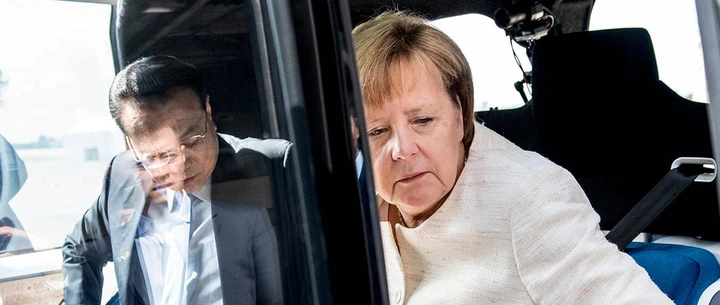 Angela Merkel e Li Keqiang provano la guida autonoma VW