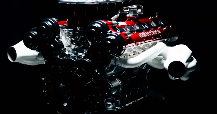 Il motore V12 italiano da 905 CV che urla a 10.200 giri senza turbo né ibrido