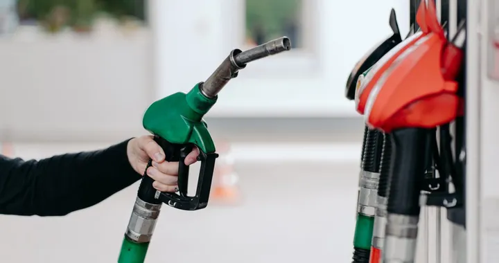 Il valore del petrolio crolla, ma benzina e diesel restano care: perché
